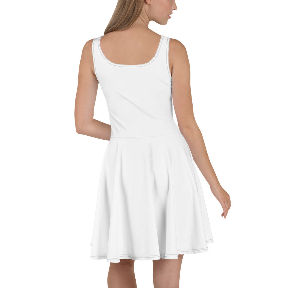 eine Frau in einem weißen Kleid