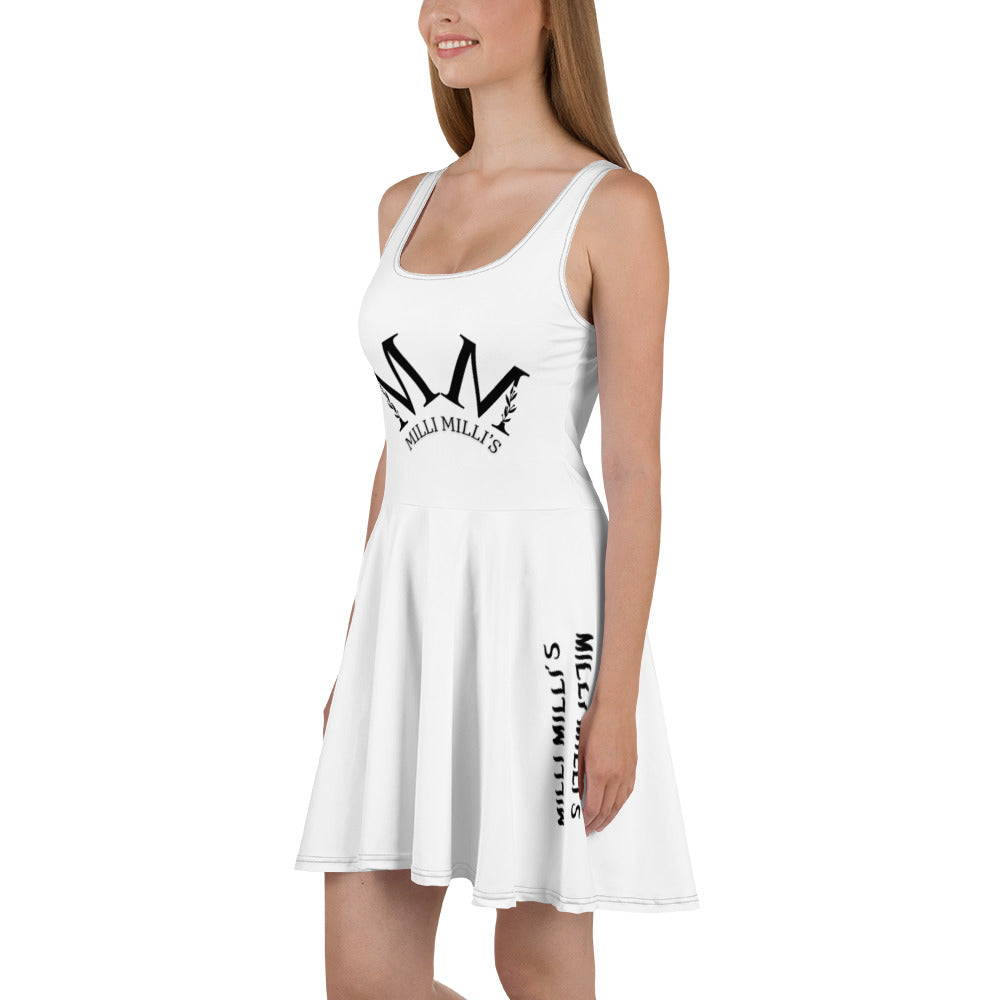 eine Frau in einem weißen Kleid mit schwarzen Buchstaben