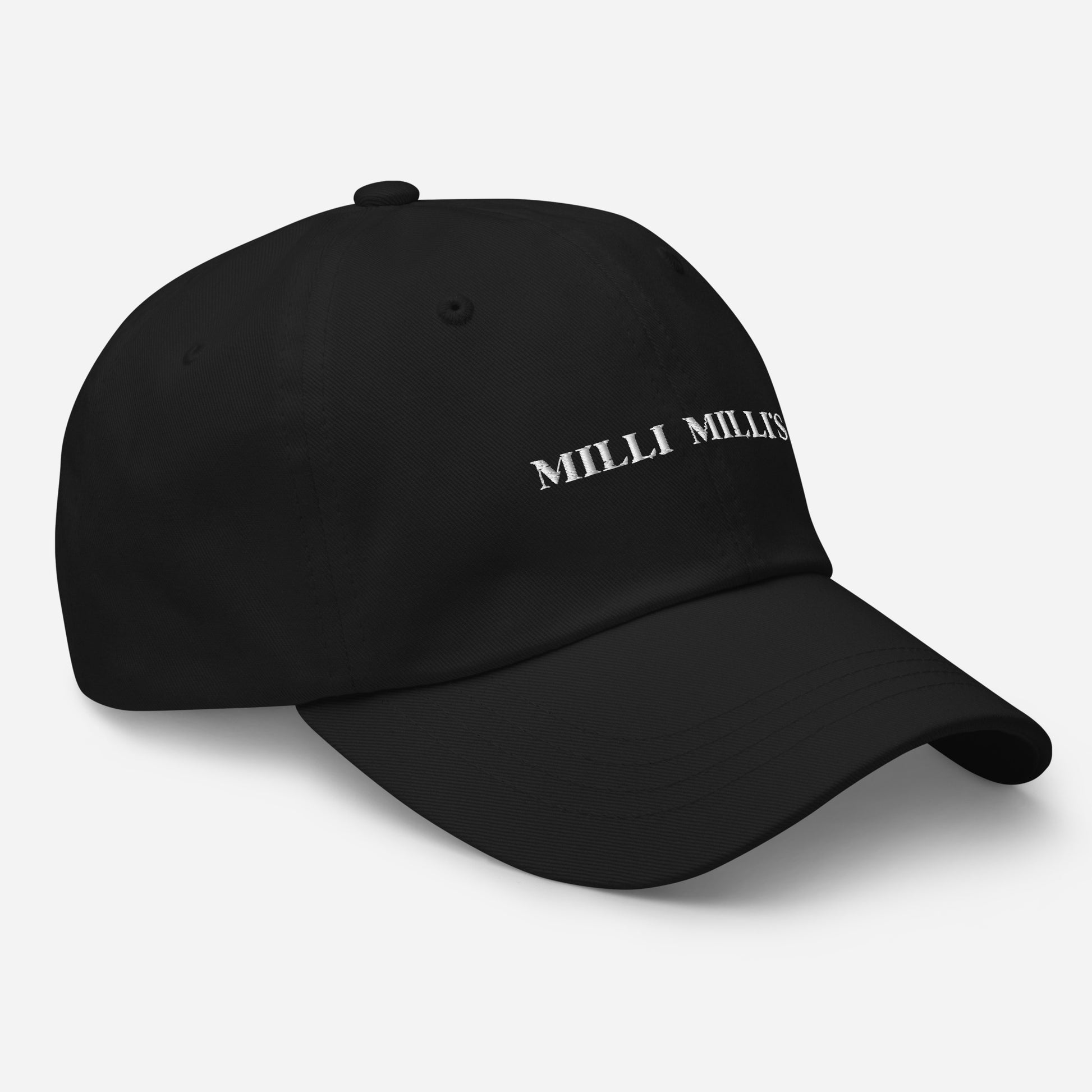eine schwarze Baseballkappe mit dem Wort milli milli darauf gedruckt