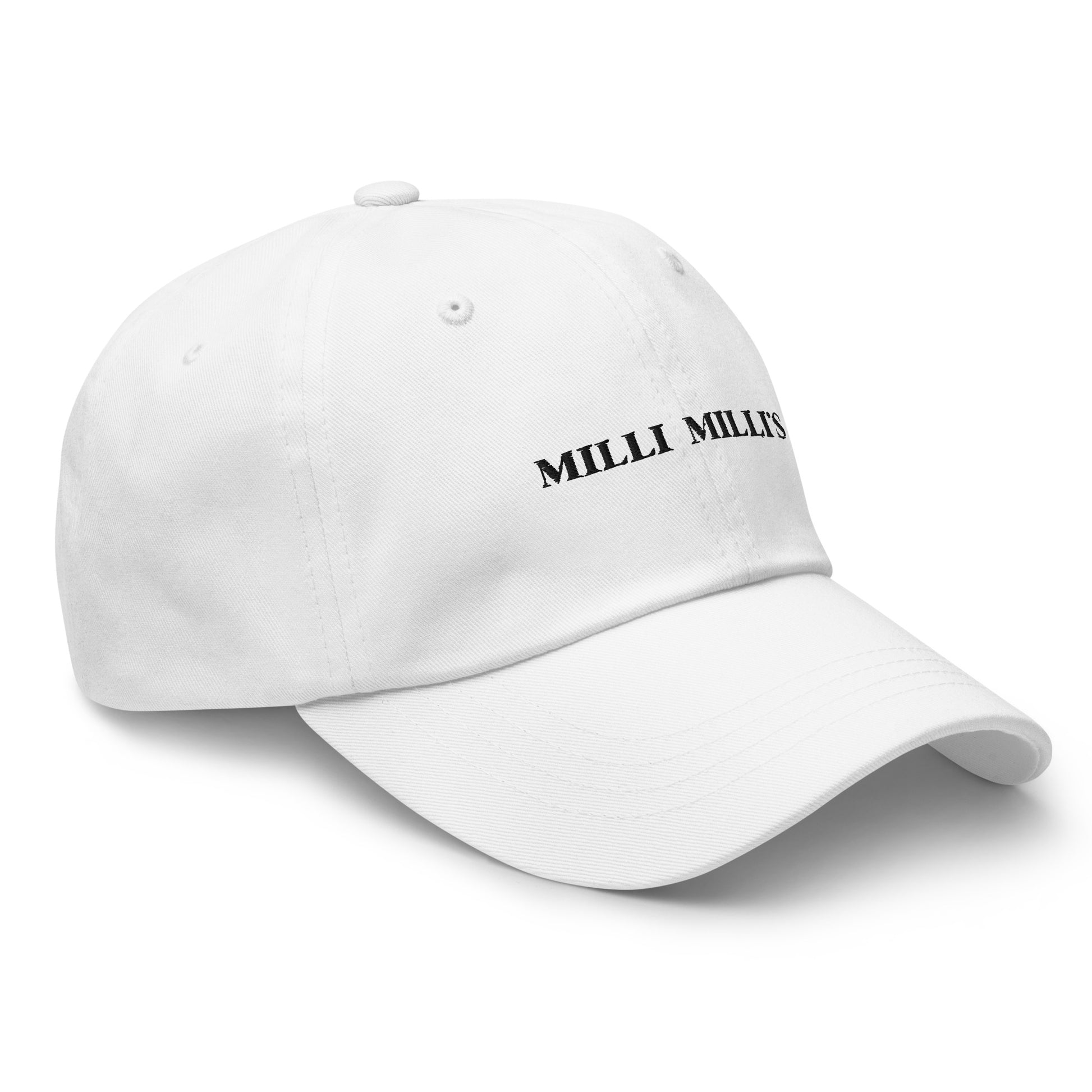 eine weiße Baseballkappe mit dem Wort Milli Hills bestickt