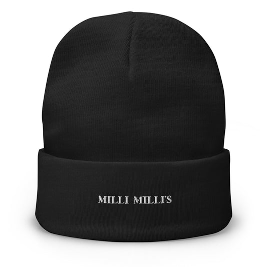 eine schwarze Strickmütze mit dem Wort Milli Mills darauf